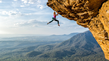 Monique Forestier climbing 'Tiger Cat' in the Blue Mountains.