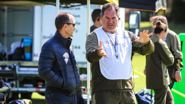 Australian cricket coach Justin Langer with rugby coach Dave Rennie at Wallabies training in Perth.