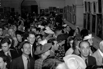 Sunday crowds at the 1945 Archibald exhibition.