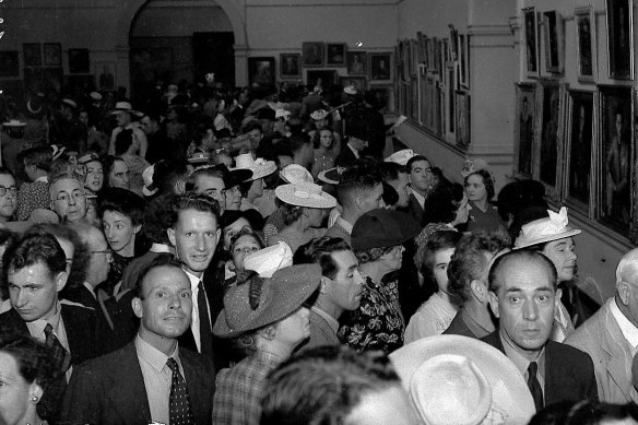 Sunday crowds at the 1945 Archibald exhibition.