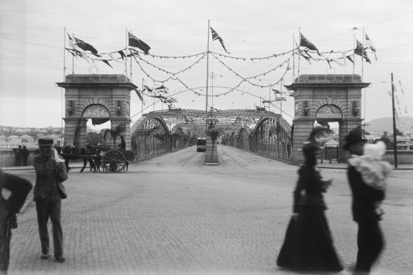 Royal visits are a frequent theme to Elliott’s photographs. This one shows Victoria Bridge decorated for the visit of the Duke of York in 1901. 