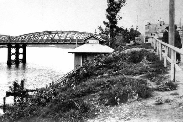 The 1910-1927 morgue on the Brisbane River bank as seen from Queen's Wharf Road, with the Victoria Bridge in the background.