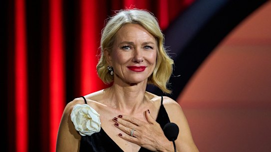 Naomi Watts menerima Penghargaan Donostia pada Festival Film San Sebastian ke-74