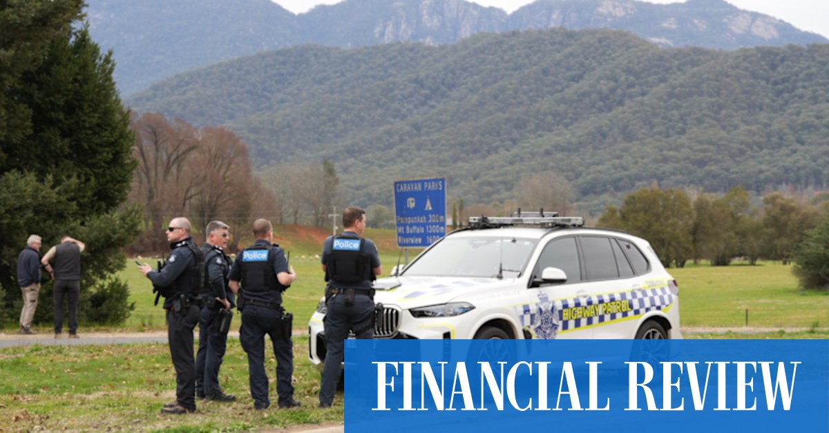Porepunkah shooting: Two police killed gunman still on the run in