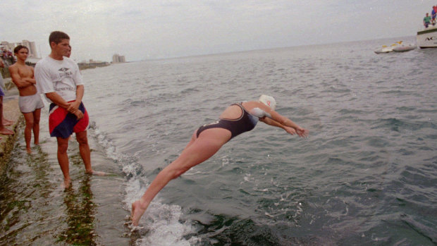 Susie Maroney, Küba'dan ABD'ye geçmek için ikinci denemesinde suya dalıyor