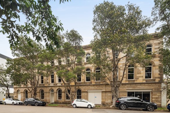 The original building was demolished in 1916, and the facade was rebuilt stone by stone on Mentmore Avenue.
