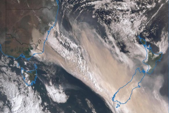 Imagery from the Japanese weather satellite Himawari-8 shows the blanket of bushfire smoke blowing across the Tasman Sea from Australia is wide enough to cover the entire South Island of New Zealand.