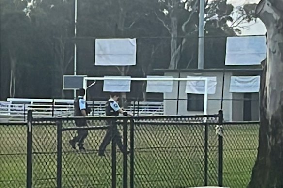 La policía está buscando pruebas en Auburn después de que dos hombres supuestamente intentaron agarrar a una mujer de la calle a punta de cuchillo.
