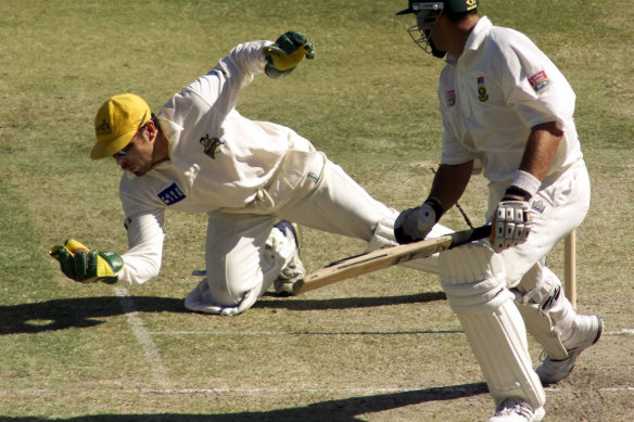 Campbell takes a catch to dismiss South African great Jacques Kallis while playing for Western Australia.