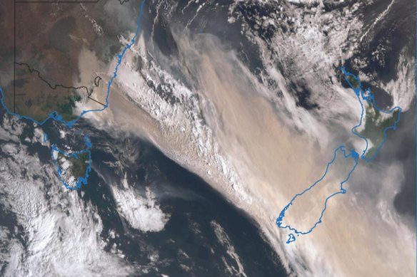 Imagery from the Japanese weather satellite Himawari-8 shows the blanket of bushfire smoke that blew across the Tasman Sea was wide enough to cover all of New Zealand’s South Island.