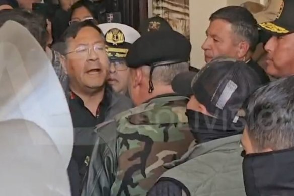 Președintele bolivian Luis Arce se confruntă cu comandantul șef al armatei Juan José Zúñiga în sala palatului: 