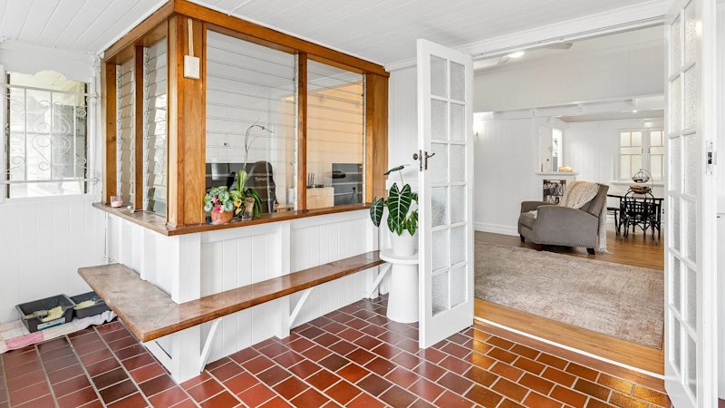 Four-way battle of the bidders before inner-west bungalow sells for $2.5 million
