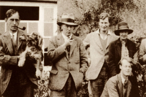 Leonard Woolf (left) and Virginia Woolf (right), Clive and Julian Bell, and Auberon Duckworth (front), were all part of the Bloomsbury Circle.