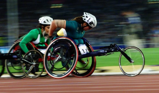 Louise Sauvage wins the 800-metre demonstration race at the Sydney Olympics.