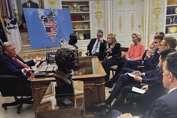 Donald Trump con una mappa che mostra Groenlandia, Canada e Venezuela come tutti parte degli Stati Uniti. 