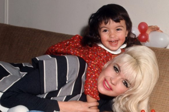 Mariska Hargitay com sua mãe, Jayne Mansfield, em My Mom Jayne.
