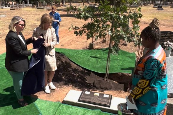 The US ambassador to Australia, Caroline Kennedy (second from left), and Melbourne filmmaker Santilla Chingaipe (right) unveil a plaque in Bendigo to remember American Eureka Stockade rebel John Joseph.