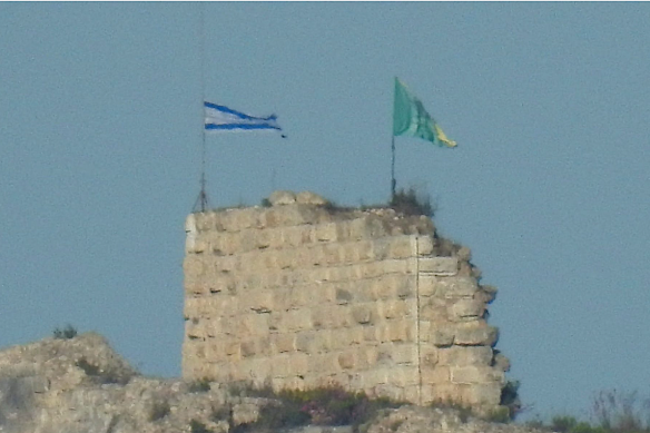 I ministri del governo israeliano hanno condiviso immagini e filmati della bandiera israeliana e di quella della Brigata Golani dell'esercito che sventola sopra il castello.