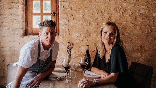 O chef do Le Petit Leon, Nick Honeyman, com sua esposa sommelier, Sina Honeyman.