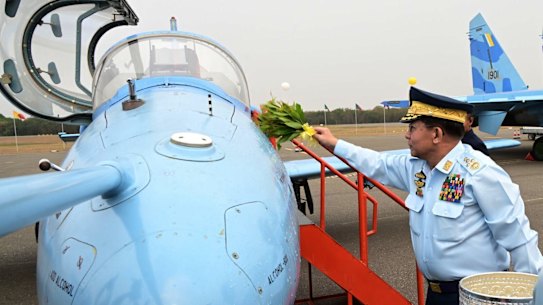 O líder da Junta, General Min Aung Hlaing, participa de uma cerimônia para comissionar novas aeronaves na Força Aérea de Mianmar em março.