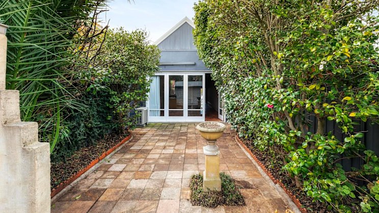 Carlton North terrace sells for $1,985,000, almost half a million above reserve