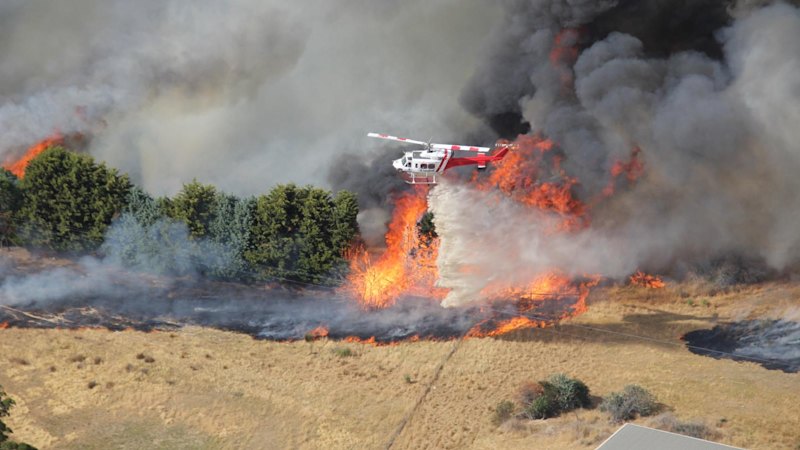 NSW firefighters head south amid concern Vic blazes could jump border