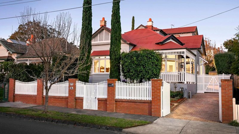 Family bids $2.375 million at auction for historic Essendon home Iverley