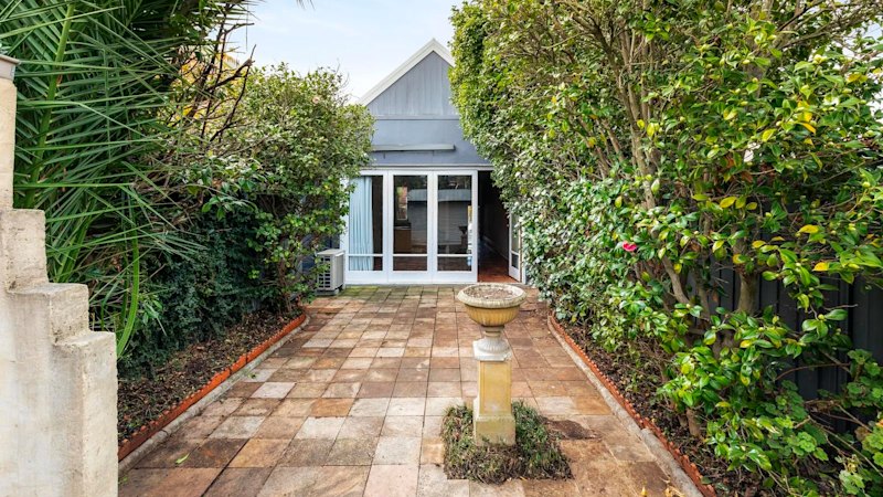 Carlton North terrace sells for $1,985,000, almost half a million above reserve