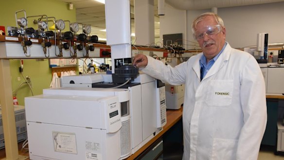 John Kelleher en el laboratorio forense durante su carrera como investigador de incendios.