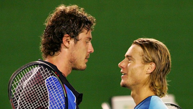 Marat Safin (à esquerda) é parabenizado por Lleyton Hewitt após vencer a final do Aberto da Austrália de 2005.
