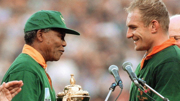 Nelson Mandela presents Francois Pienaar with the Webb Ellis Cup at Ellis Park.