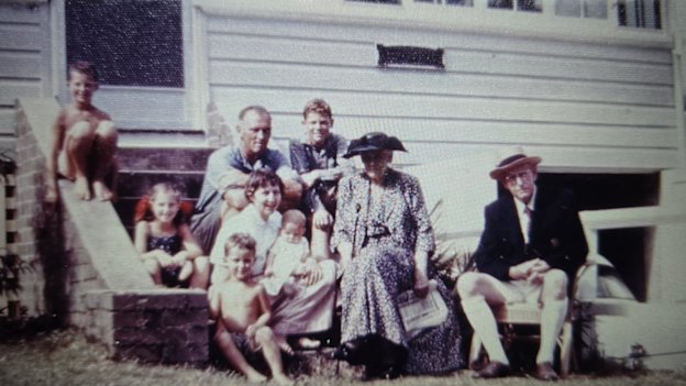 Tres generaciones de nosotros en Nantucket, alrededor de 1960. El autor, Peter FitzSimons, es el brillo en los ojos de su padre.