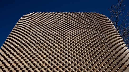 Constructed with hundreds of bricks, each one turned out to express its profile, the highly textured form simply encloses a stairwell and a bathroom.