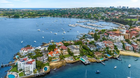The Point Piper waterfront homes owned (left to right) by Bruce Solomon, Bruce McWilliam, the Cranes and the billionaire Huang family in Altona.