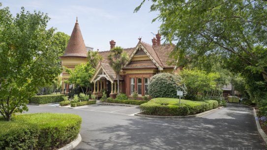 33 Lansell Road Toorak sold within the price range of $20 million to $22 million. 