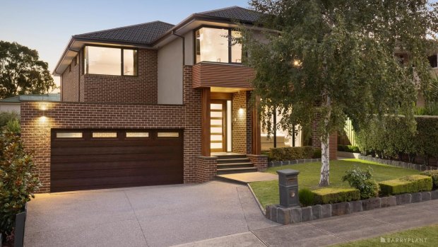 Bidders spend $2.92m and an hour in the sun to buy Doncaster East home