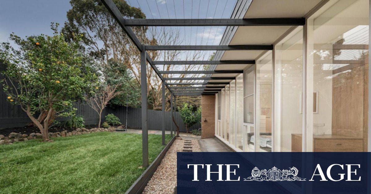 Melbourne auctions: Couple falls in love with award-winning $2.06 million mid-century Burwood home - Vimarsana News