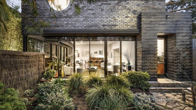 Award-winning South Yarra house fetches $1.76 million at auction