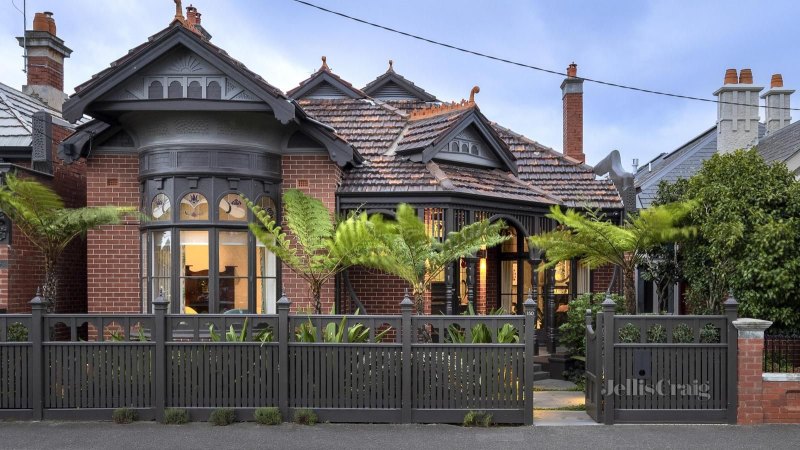 Young family splashes $8.12m on skincare mogul’s Albert Park auction