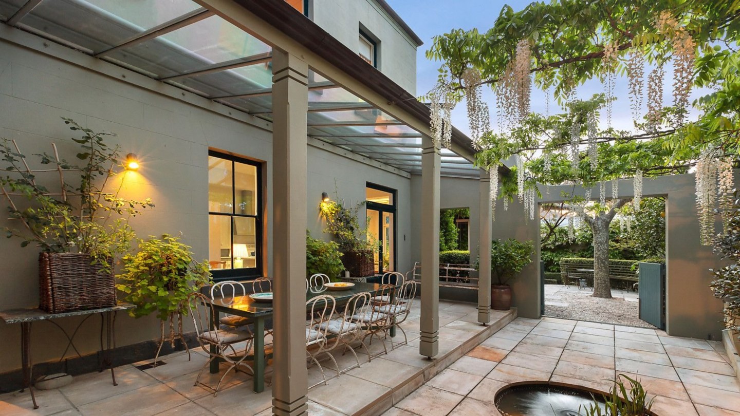 Melbourne auctions Albert Park home sells for 11.11 million, smashing