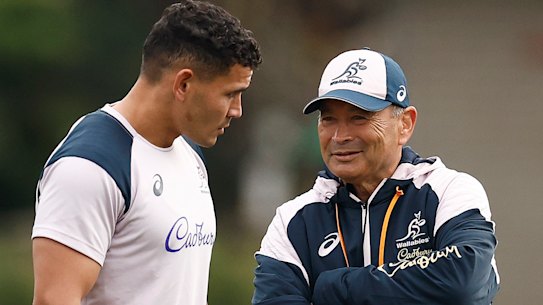 Wallabies coach Eddie Jones talks with Izzy Perese at training in Melbourne.