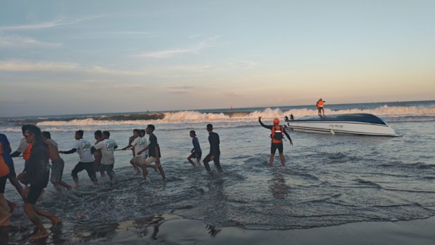 Denpasar Search and Rescue mengatakan kapal ini memiliki 80 orang di kapal ketika terbalik dengan Sanur Harbour, di Pantai Timur Bali, pada Selasa sore.