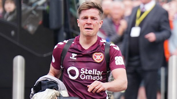 Cammy Devlin (left) and Hearts teammate Frankie Kent return to Edinburgh in their full kit.