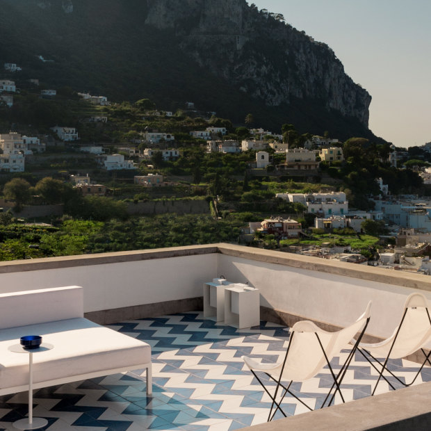 The terrace enjoys
spectacular views of
Capri’s lively port. Sofas
by Kettal. Ceramic floor
tiles from Villa Valguarnera
and created by Galleria
Elena Superfici.