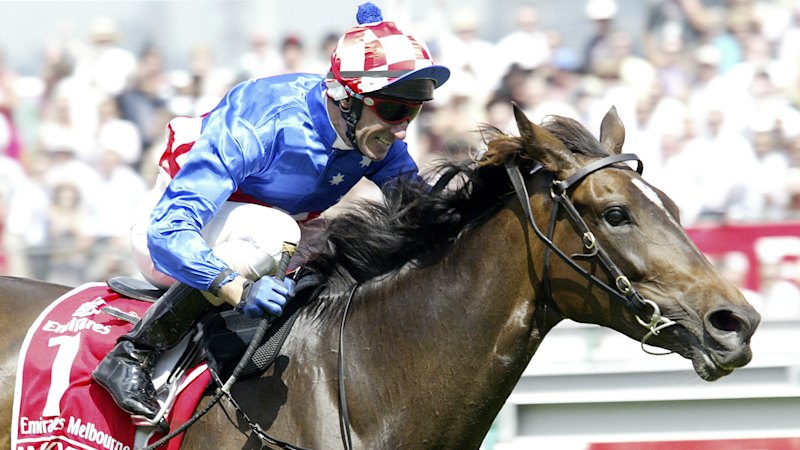 Makybe Diva, three-time Melbourne Cup winner, dies of colic at age 28