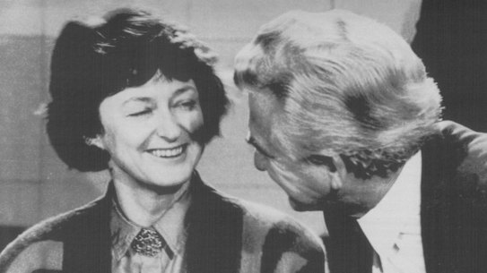 Bob Hawke jokes with Susan Ryan at a press conference in 1987.