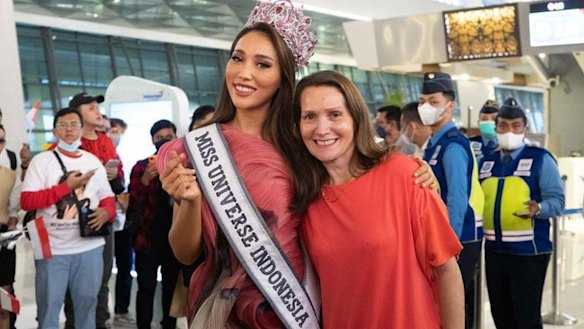 Miss Universe Indonesia Laksmi DeNeefe Suardana, pictured with her mother Janet DeNeefe, is farewelled from Jakarta airport before the pageant in the US.