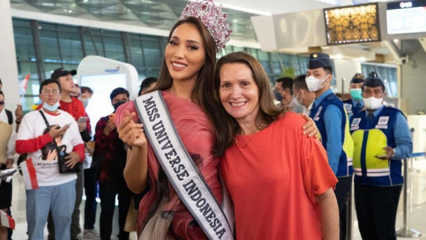 Miss Universe Indonesia Laksmi DeNeefe Suardana, pictured with her mother Janet DeNeefe, is farewelled from Jakarta airport before the pageant in the US.