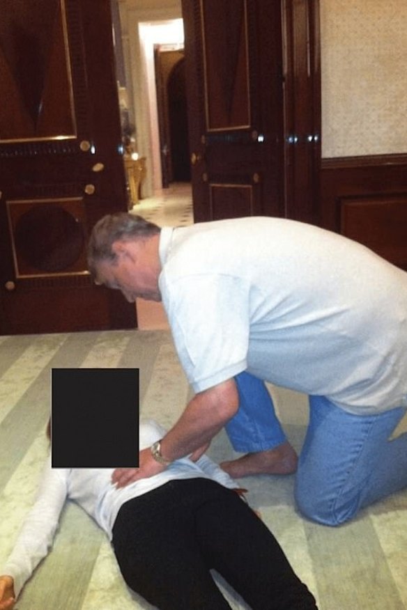 Outra imagem mostrando Andrew Mountbatten-Windsor com a mulher não identificada.