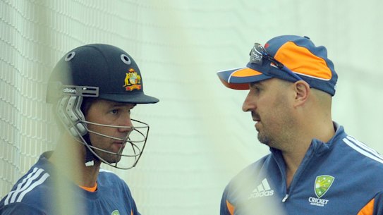Alex Kountouris (right) checks on Ricky Ponting’s injured finger ahead of the Boxing Day Test in 2010.